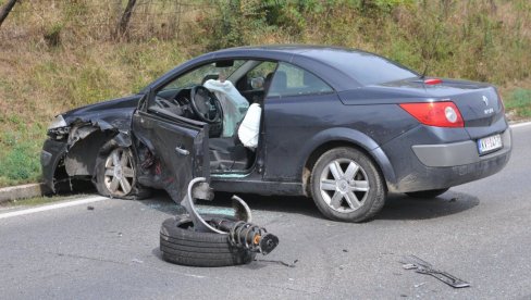 ЧЕТВОРО ПОВРЕЂЕНИХ У УДЕСУ КОД КРАЉЕВА Прешао у леву траку, па ударио у два возила ЧЕТВОРО ПОВРЕЂЕНИХ У УДЕСУ КОД КРАЉЕВА Прешао у леву траку, па ударио у два возила