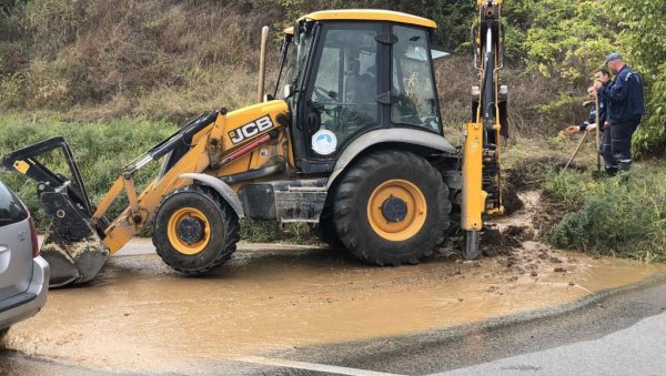 СРЕМСКА СТРАНА, БЕЗ ВОДЕ ДВА ДАНА: Екипе новосадског ЈКП Водовод и канализације отклониле хаварију СРЕМСКА СТРАНА, БЕЗ ВОДЕ ДВА ДАНА: Екипе новосадског ЈКП Водовод и канализације отклониле хаварију