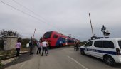 KAO DA SE SAMA BACILA POD VOZ: Užas na pružnom prelazu, svedoci opisali jezivi trenutak KAO DA SE SAMA BACILA POD VOZ: Užas na pružnom prelazu, svedoci opisali jezivi trenutak