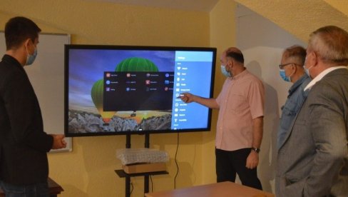 UČENICI OPREMILI ŠKOLE PO ŽELJI: Projekat u somborskim srednjim školama UČENICI OPREMILI ŠKOLE PO ŽELJI: Projekat u somborskim srednjim školama