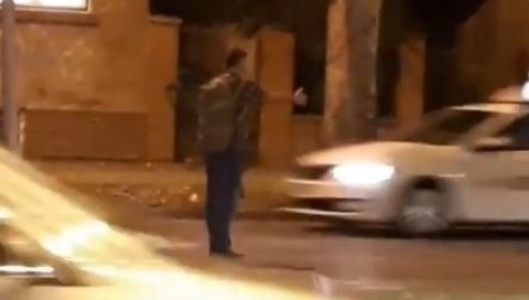 ШОКАНТАН СНИМАК ИЗ НОВОГ САДА: Стоји насред улице и ради нешто сумануто, грађани кажу да му није први пут (ВИДЕО) ШОКАНТАН СНИМАК ИЗ НОВОГ САДА: Стоји насред улице и ради нешто сумануто, грађани кажу да му није први пут (ВИДЕО)