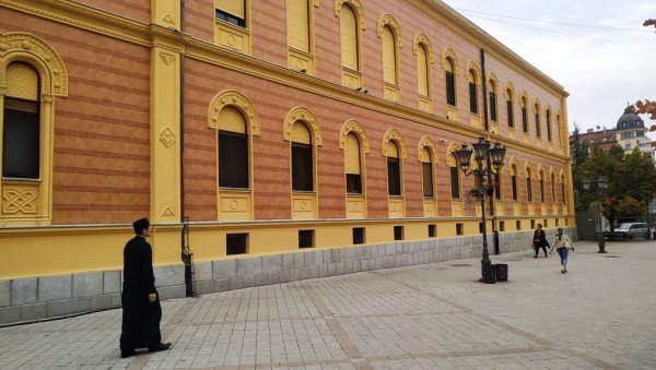 ПОЛЕМИКА ЗБОГ ПЛОЧИЦА ИЗ 1901: Обнова фасаде Владичанског двора у Новом Саду претворила се у оптужбе против СПЦ ПОЛЕМИКА ЗБОГ ПЛОЧИЦА ИЗ 1901: Обнова фасаде Владичанског двора у Новом Саду претворила се у оптужбе против СПЦ