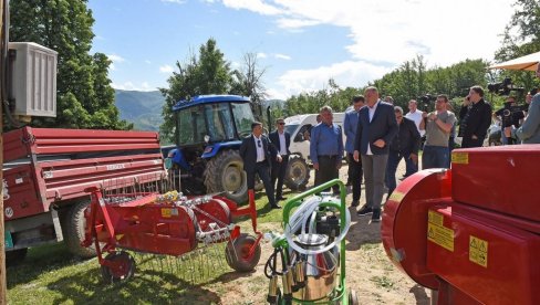 NEZAŠTIĆENI OD UVOZNOG LOBIJA: Nadležni tvrde da su poljoprivrednici prevazišli probleme izazvane koronom NEZAŠTIĆENI OD UVOZNOG LOBIJA: Nadležni tvrde da su poljoprivrednici prevazišli probleme izazvane koronom