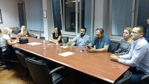 РАЗИШЛИ СЕ ШАПЧАНИ ОКУПЉЕНИ ПРЕД ГРАДСКОМ УПРАВОМ: Чланови ГИК штрајкућу глађу, провешће ноћ у сали на другом спрату РАЗИШЛИ СЕ ШАПЧАНИ ОКУПЉЕНИ ПРЕД ГРАДСКОМ УПРАВОМ: Чланови ГИК штрајкућу глађу, провешће ноћ у сали на другом спрату