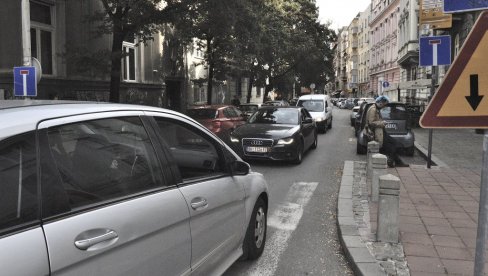 РУШЕЊЕ ИЗАЗВАЛО КОЛАПС: За саобраћај је затворена Улица Јелене Ћетковић, стручни тимови почели уклањање нелегално изграђеног зида РУШЕЊЕ ИЗАЗВАЛО КОЛАПС: За саобраћај је затворена Улица Јелене Ћетковић, стручни тимови почели уклањање нелегално изграђеног зида