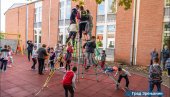 ДЕЧИЈЕ ИГРАЛИШТЕ КЛЕКУ: Донација породице Слободана Галеба из Америке ДЕЧИЈЕ ИГРАЛИШТЕ КЛЕКУ: Донација породице Слободана Галеба из Америке