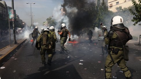 ОПЕТ НЕРЕДИ НА УЛИЦАМА АТИНЕ: Полицајац тешко повређен ОПЕТ НЕРЕДИ НА УЛИЦАМА АТИНЕ: Полицајац тешко повређен