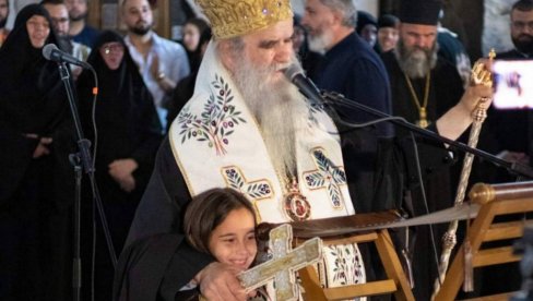 НАШ ЈЕ МИТРОПОЛИТ ЈАЧИ ОД КОРОНЕ Мала Уна, кумче Амфилохија, моли се за здравље и бира поклон за владику (ВИДЕО) НАШ ЈЕ МИТРОПОЛИТ ЈАЧИ ОД КОРОНЕ Мала Уна, кумче Амфилохија, моли се за здравље и бира поклон за владику (ВИДЕО)