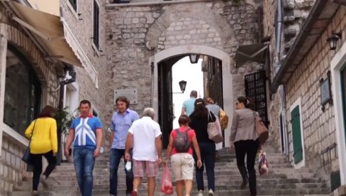 RUKOHVATI (NE) RUŽE? Čuvene stepenice, simbol grada, podelile Novljane RUKOHVATI (NE) RUŽE? Čuvene stepenice, simbol grada, podelile Novljane