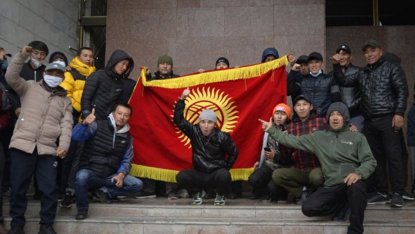 У КИРГИЗИЈИ НЕМА СМИРИВАЊА НАПЕТОСТИ: Нови протести због новог премијера У КИРГИЗИЈИ НЕМА СМИРИВАЊА НАПЕТОСТИ: Нови протести због новог премијера
