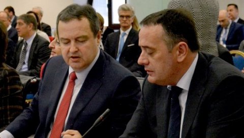 СОЦИЈАЛИСТИ У ВЛАДИ СА ДВА РЕСОРА МАЊЕ? СПС све ближи наставку сарадње са СНС, али неће задржати сва места СОЦИЈАЛИСТИ У ВЛАДИ СА ДВА РЕСОРА МАЊЕ? СПС све ближи наставку сарадње са СНС, али неће задржати сва места