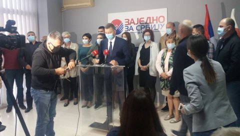 ЗЕЛЕНОВИЋ ПРИГОВОРИМА ЧУВА ФОТЕЉУ: Не види се крај избора у Шапцу, а ни закон није предвидео како решити ситуацију ЗЕЛЕНОВИЋ ПРИГОВОРИМА ЧУВА ФОТЕЉУ: Не види се крај избора у Шапцу, а ни закон није предвидео како решити ситуацију