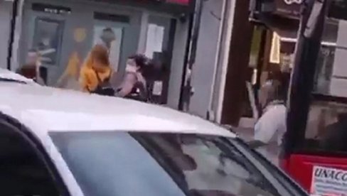 ХАОС У БЕОГРАДУ: Возач аутобуса узео тољагу и кренуо на возача аутомобила - ево шта је био разлог (ФОТО) ХАОС У БЕОГРАДУ: Возач аутобуса узео тољагу и кренуо на возача аутомобила - ево шта је био разлог (ФОТО)