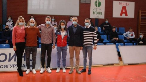 DRUŽENJE SA POZNATIM VRŠAČKIM SPORTISTIMA: Radočaj, Fejzić i Lazevski preneli osnovcima svoja iskustva DRUŽENJE SA POZNATIM VRŠAČKIM SPORTISTIMA: Radočaj, Fejzić i Lazevski preneli osnovcima svoja iskustva