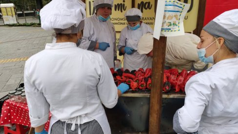 ЂАЧКИ АЈВАР НАЈБОЉИ: Будући кувари победници у Зрењанину ЂАЧКИ АЈВАР НАЈБОЉИ: Будући кувари победници у Зрењанину