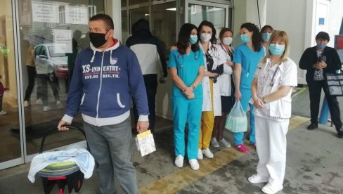 MALENI ALEKSANDAR NAPUSTIO BOLNICU Otac Branislav: Srećan sam, moj sin ide kući MALENI ALEKSANDAR NAPUSTIO BOLNICU Otac Branislav: Srećan sam, moj sin ide kući