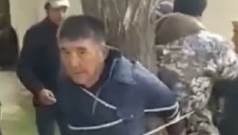 SELJACI VEZALI ZA DRVO PREDSEDNIKA MESNE ZAJEDNICE: Velika pobuna, a evo šta je razlog (VIDEO) SELJACI VEZALI ZA DRVO PREDSEDNIKA MESNE ZAJEDNICE: Velika pobuna, a evo šta je razlog (VIDEO)