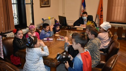 МАЛИШАНИ ПОСЕТИЛИ ГРАДОНАЧЕЛНИКА: Група деце извртића обишла обишла градоначелника и уручила му поклоне МАЛИШАНИ ПОСЕТИЛИ ГРАДОНАЧЕЛНИКА: Група деце извртића обишла обишла градоначелника и уручила му поклоне