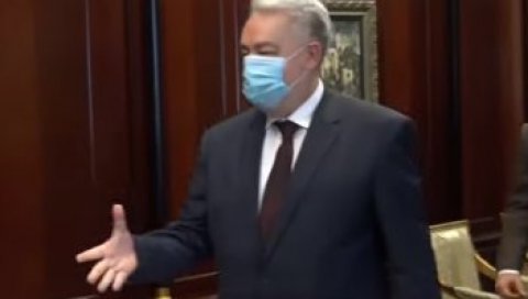 ДЕТАЉ КОЈИ НИКОМЕ НИЈЕ ПРОМАКАО: Кривокапић пружио руку Ђукановићу, а Мило га затекао поступком (ВИДЕО) ДЕТАЉ КОЈИ НИКОМЕ НИЈЕ ПРОМАКАО: Кривокапић пружио руку Ђукановићу, а Мило га затекао поступком (ВИДЕО)