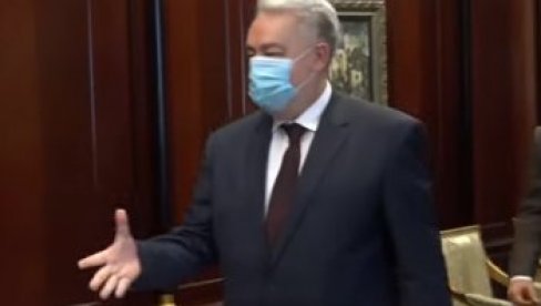 ДЕТАЉ КОЈИ НИКОМЕ НИЈЕ ПРОМАКАО: Кривокапић пружио руку Ђукановићу, а Мило га затекао поступком (ВИДЕО) ДЕТАЉ КОЈИ НИКОМЕ НИЈЕ ПРОМАКАО: Кривокапић пружио руку Ђукановићу, а Мило га затекао поступком (ВИДЕО)