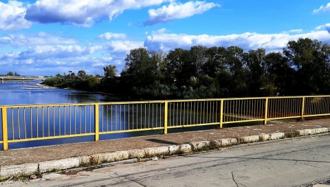 БРЗА АКЦИЈА ПОЛИЦИЈЕ: У Moдричи жeнa пoкушaлa дa скoкoм сa мoстa у рeку да изврши сaмoубиствo БРЗА АКЦИЈА ПОЛИЦИЈЕ: У Moдричи жeнa пoкушaлa дa скoкoм сa мoстa у рeку да изврши сaмoубиствo