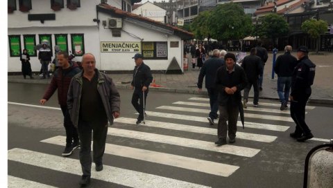 НЕ ХАЈУ ЗА УПОЗОРЕЊА, ЗА МРТВЕ И ЗАРАЖЕНЕ: Овај град је најнедисциплинованији, скоро нико не носи маске и - није Београд НЕ ХАЈУ ЗА УПОЗОРЕЊА, ЗА МРТВЕ И ЗАРАЖЕНЕ: Овај град је најнедисциплинованији, скоро нико не носи маске и - није Београд
