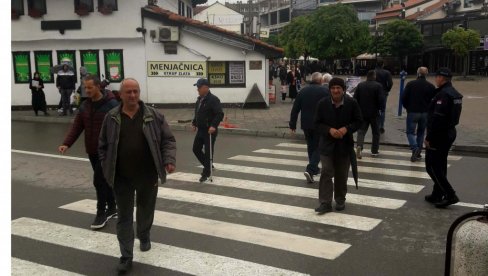 NE HAJU ZA UPOZORENJA, ZA MRTVE I ZARAŽENE: Ovaj grad je najnedisciplinovaniji, skoro niko ne nosi maske i - nije Beograd NE HAJU ZA UPOZORENJA, ZA MRTVE I ZARAŽENE: Ovaj grad je najnedisciplinovaniji, skoro niko ne nosi maske i - nije Beograd