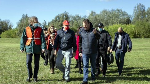 ALBERT PROBAO MEDOVAČU I RIĐIČKO BELO: Mirović ugostio kneza od Monaka u somborskoj opštini (FOTO) ALBERT PROBAO MEDOVAČU I RIĐIČKO BELO: Mirović ugostio kneza od Monaka u somborskoj opštini (FOTO)