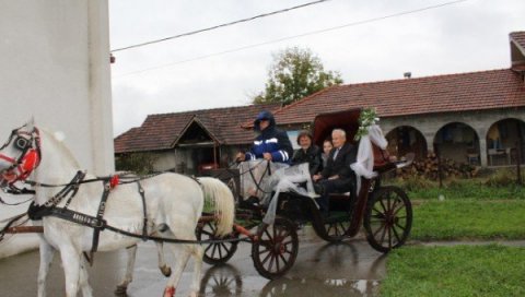 ФИЈАКЕРИ СА ПЕСНИЦИМА ОБИЛАЗЕ ГРАД: На улицама Крушевца сутра свечано ФИЈАКЕРИ СА ПЕСНИЦИМА ОБИЛАЗЕ ГРАД: На улицама Крушевца сутра свечано