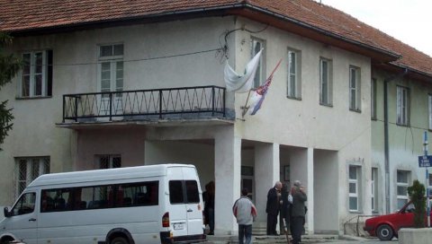 НАПАД НА ТРГУ У СЈЕНИЦИ: Мушкарац избоден ножем НАПАД НА ТРГУ У СЈЕНИЦИ: Мушкарац избоден ножем