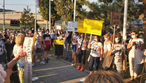 ОДГОВОРИО ИМ МИНИСТАР ПРОСВЕТЕ: Дан ОШ Иво Андрић у протестној шетњи, стиже инспекција ОДГОВОРИО ИМ МИНИСТАР ПРОСВЕТЕ: Дан ОШ Иво Андрић у протестној шетњи, стиже инспекција