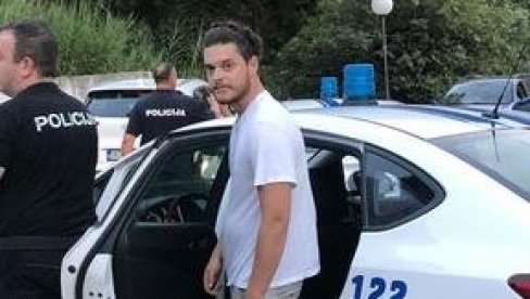 POZNATI GLUMAC UHAPŠEN U BUDVI Priveden zbog tuče, nasilje izbilo nakon svađe u restoranu POZNATI GLUMAC UHAPŠEN U BUDVI Priveden zbog tuče, nasilje izbilo nakon svađe u restoranu