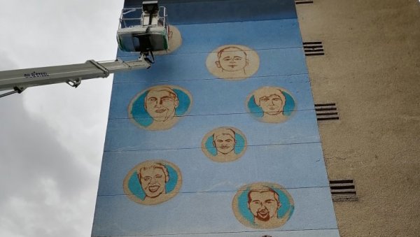 ЛЕГЕНДАМА У ЧАСТ: Мурал посвећен српско-америчким кошаркашима на новосадском булевару ослобођења ЛЕГЕНДАМА У ЧАСТ: Мурал посвећен српско-америчким кошаркашима на новосадском булевару ослобођења