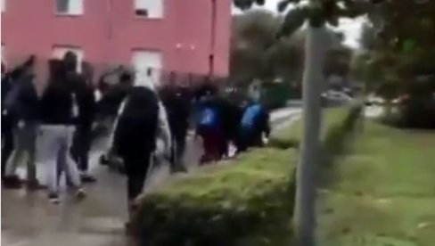 NAPADNUTA SRPSKA DECA U VUKOVARU! Snimljeno iživljavanje huligana nad đacima, napali ih zato što su Srbi (VIDEO) NAPADNUTA SRPSKA DECA U VUKOVARU! Snimljeno iživljavanje huligana nad đacima, napali ih zato što su Srbi (VIDEO)