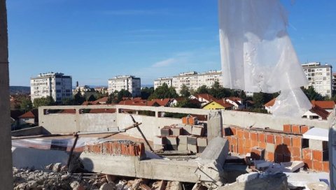 ХАЈАТ С БЕЗ ДОГРАДЊЕ ИЗНАД ТРЕЋЕГ СПРАТА: Инспекција наложила рушење дела незаконито изграђеног хотела у Лесковцу (ФОТО) ХАЈАТ С БЕЗ ДОГРАДЊЕ ИЗНАД ТРЕЋЕГ СПРАТА: Инспекција наложила рушење дела незаконито изграђеног хотела у Лесковцу (ФОТО)