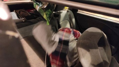 ШОКАНТНО ОТКРИЋЕ ТОКОМ КОНТРОЛЕ НА ГРАДИНИ: Српски цариник завукао руку у бункер аута, одмах су опколили возило (ФОТО) ШОКАНТНО ОТКРИЋЕ ТОКОМ КОНТРОЛЕ НА ГРАДИНИ: Српски цариник завукао руку у бункер аута, одмах су опколили возило (ФОТО)
