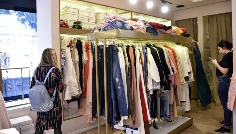 ЗНАТЕ ЛИ КОЛИКО ТРАЈУ ЧАРАПЕ У СРБИЈИ? Ево шта грађани највише купују од гардеробе - прода се чак 80.000 тона! ЗНАТЕ ЛИ КОЛИКО ТРАЈУ ЧАРАПЕ У СРБИЈИ? Ево шта грађани највише купују од гардеробе - прода се чак 80.000 тона!
