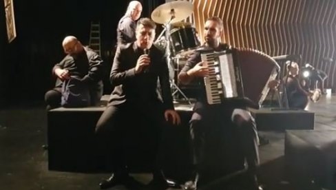 NARODNJAČKE OČI BOJE DUGE: Andrija Milošević urnebesno izveo čuveni hit (VIDEO) NARODNJAČKE OČI BOJE DUGE: Andrija Milošević urnebesno izveo čuveni hit (VIDEO)