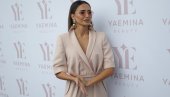 НИСАМ НИКАДА ЖИВЕЛА ОД НАСТУПА: Емина Јаховић безбрижна у доба пандемије короне НИСАМ НИКАДА ЖИВЕЛА ОД НАСТУПА: Емина Јаховић безбрижна у доба пандемије короне