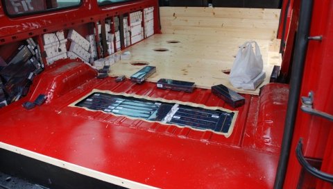 ДРЖАВЉАНИМА СРБИЈЕ ЗАДРЖАВАЊЕ ОД 72 САТА: Крагујевчанин и Београђанин „пали“ са скоро 500 боксова цигара на Метаљци (ФОТО) ДРЖАВЉАНИМА СРБИЈЕ ЗАДРЖАВАЊЕ ОД 72 САТА: Крагујевчанин и Београђанин „пали“ са скоро 500 боксова цигара на Метаљци (ФОТО)