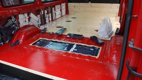 DRŽAVLJANIMA SRBIJE ZADRŽAVANJE OD 72 SATA: Kragujevčanin i Beograđanin „pali“ sa skoro 500 boksova cigara na Metaljci (FOTO) DRŽAVLJANIMA SRBIJE ZADRŽAVANJE OD 72 SATA: Kragujevčanin i Beograđanin „pali“ sa skoro 500 boksova cigara na Metaljci (FOTO)