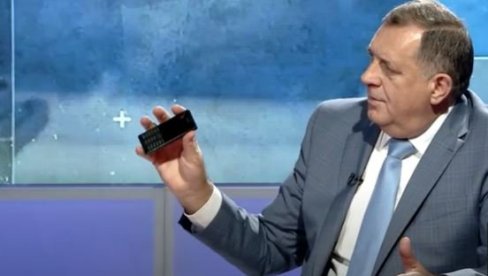 NEĆE DA GA ZAROBI TEHNOLOGIJA: Milorad Dodik ne menja telefon NEĆE DA GA ZAROBI TEHNOLOGIJA: Milorad Dodik ne menja telefon