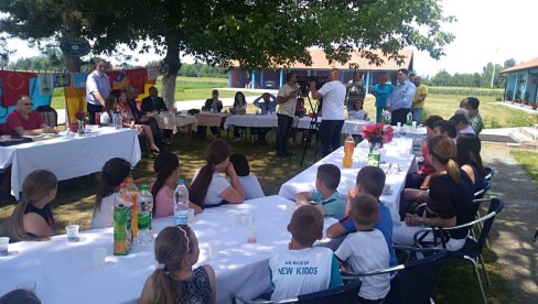 DECA SU SVET! Dečja ambasada Međaši podigla spomenik Tesli DECA SU SVET! Dečja ambasada Međaši podigla spomenik Tesli