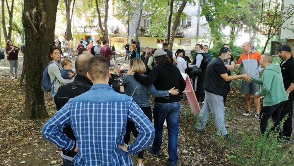 ЕКОЛОШКЕ МУКЕ ПРИВУКЛЕ ПАЖЊУ: Удружење грађана Котеж организовало шетњу кроз насеље ЕКОЛОШКЕ МУКЕ ПРИВУКЛЕ ПАЖЊУ: Удружење грађана Котеж организовало шетњу кроз насеље