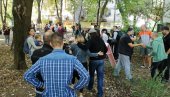 ЕКОЛОШКЕ МУКЕ ПРИВУКЛЕ ПАЖЊУ: Удружење грађана Котеж организовало шетњу кроз насеље ЕКОЛОШКЕ МУКЕ ПРИВУКЛЕ ПАЖЊУ: Удружење грађана Котеж организовало шетњу кроз насеље