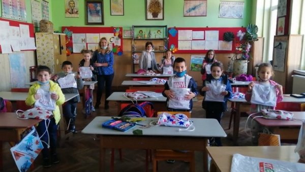 ПОКЛОНИ ЗА ПРВАКЕ: Жене из Сечња обрадовале ученике торбицама зха патике, слаткишима и мајицама са именима ПОКЛОНИ ЗА ПРВАКЕ: Жене из Сечња обрадовале ученике торбицама зха патике, слаткишима и мајицама са именима
