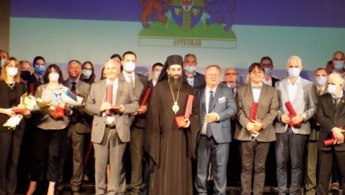 POČAST NAJUSPEŠNIJIM POJEDINCIMA I KOLEKTIVIMA: Dodelom najviših godišnjih priznanja Leskovac obeležio svoj dan (FOTO) POČAST NAJUSPEŠNIJIM POJEDINCIMA I KOLEKTIVIMA: Dodelom najviših godišnjih priznanja Leskovac obeležio svoj dan (FOTO)