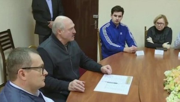 ЛУКАШЕНКО ТРАЖИ ФОРМУЛУ ПОМИРЕЊА: Председник Белорусије разговарао са опозицијом у затвору док су трајали викенд-протести ЛУКАШЕНКО ТРАЖИ ФОРМУЛУ ПОМИРЕЊА: Председник Белорусије разговарао са опозицијом у затвору док су трајали викенд-протести
