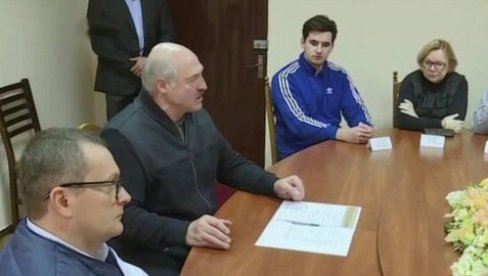 ЛУКАШЕНКО ТРАЖИ ФОРМУЛУ ПОМИРЕЊА: Председник Белорусије разговарао са опозицијом у затвору док су трајали викенд-протести ЛУКАШЕНКО ТРАЖИ ФОРМУЛУ ПОМИРЕЊА: Председник Белорусије разговарао са опозицијом у затвору док су трајали викенд-протести