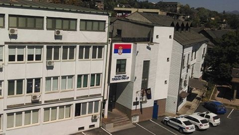 ТЕШКА КРАЂА У БОРУ: Осамнаестогодишњак са малолетним другарима обијао ресторане и крао пазар ТЕШКА КРАЂА У БОРУ: Осамнаестогодишњак са малолетним другарима обијао ресторане и крао пазар